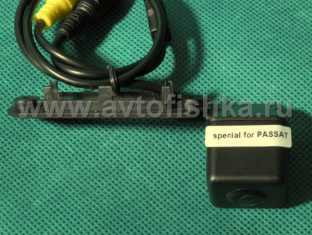 Volkswagen Passat (01-05), Golf Plus (05-07), Touran (03-09), T5 Transporter (03-09), Caddy (04-08), Skoda Superb (02-08) камера заднего вида, цветная, герметичная, с относительной разметкой, под лампу