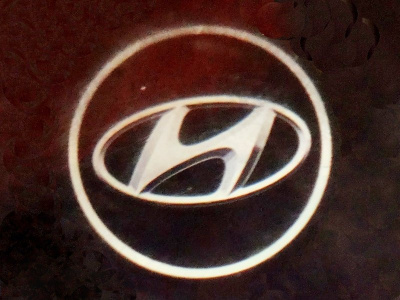 Лазерная подсветка Welcome со светящимся логотипом Hyundai в черном металлическом корпусе, комплект 2 шт.