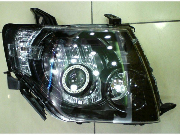 Mitsubishi Pajero 4 (2006-) фары передние линзовые черные со светящимися ободками под электрокорректор, комплект 2 шт.