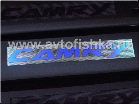 Toyota Camry V40 (06-) накладки порогов дверных проемов, из нержавеющей стали с подсветкой CAMRY.