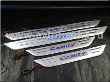 Toyota Camry V40 (06-) накладки порогов дверных проемов, из нержавеющей стали с подсветкой CAMRY.