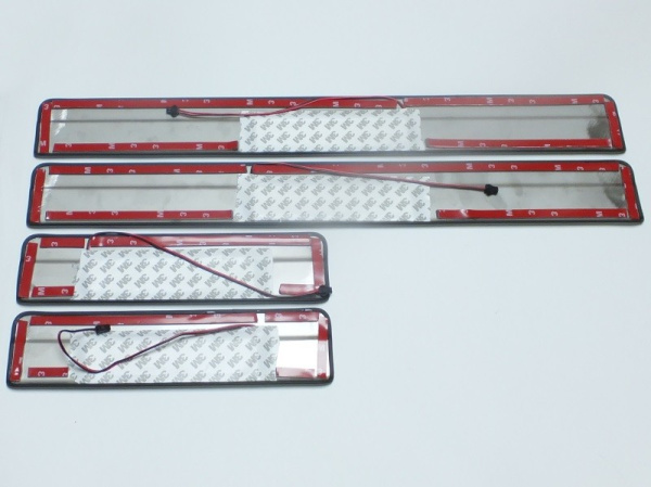 Nissan X-Trail (14–) Накладки на дверные пороги с логотипом и LED подсветкой, нерж., OEM стиль.