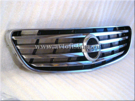 Nissan Maxima QX III (00-06) решетка радиатора черная с хромом.