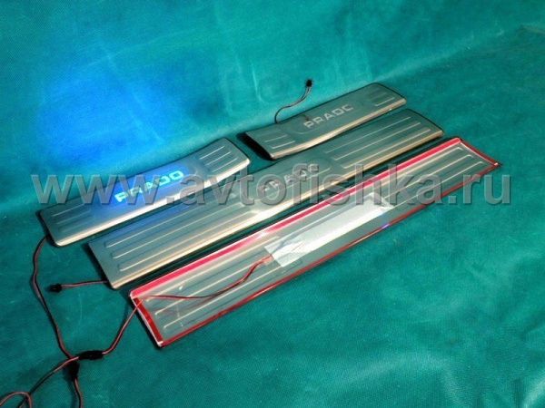 Toyota Land Cruiser Prado 150 (09-) накладки на пороги передних и задних дверных проемов со светящейся надписью "PRADO", нержавеющая сталь