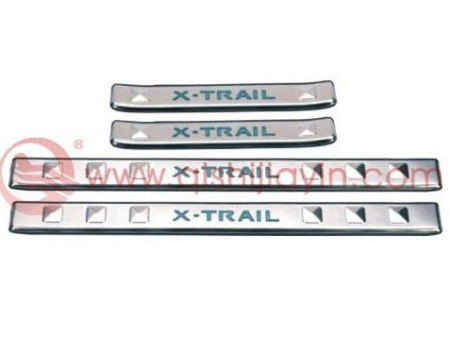 Nissan X-Trail T31 (07-) накладки порогов дверных проемов из нержавеющей стали с подсветкой, комплект 4 шт.