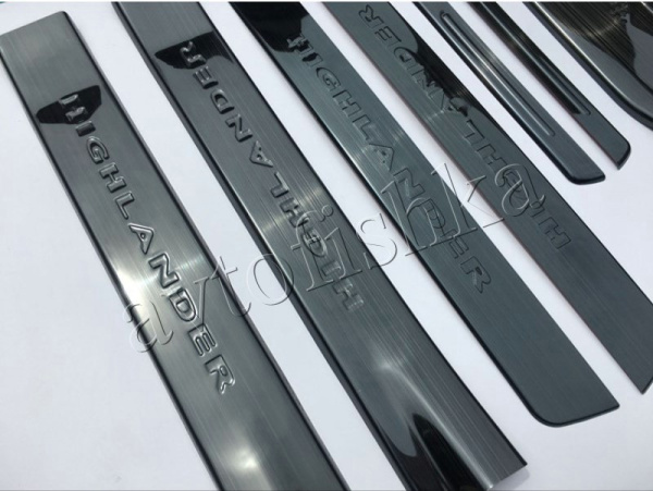 Toyota Highlander (07–13) Накладки на дверные пороги с логотипом, нерж. черные