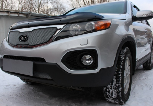 Kia Sorento (10–12) Защита радиатора, хром, верх (с вырезом под логотип)