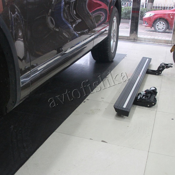 Volkswagen Touareg 2003-2010 штатные выезжающие электропороги автоматические