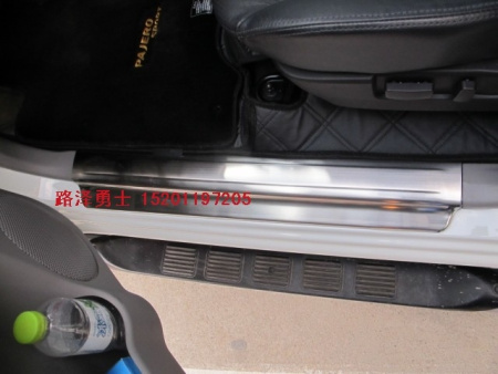Mitsubishi Pajero Sport V3 (2009-) накладки на внутренние пороги из нержавеющей стали, к-кт 4 шт.