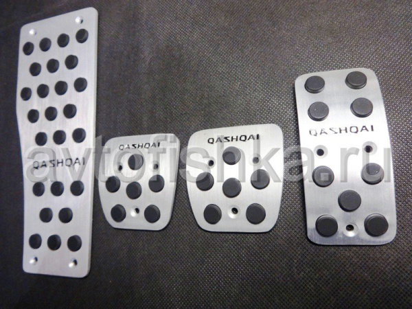 Nissan Qashqai (06-), +2 (08-) алюминиевые накладки на педали с надписью "Qashqai" для МКПП, комплект 4 шт.