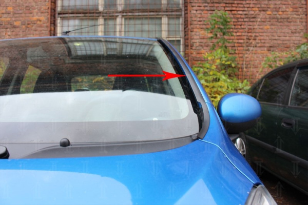 Peugeot 107 (07–) Дефлектор лобового стекла