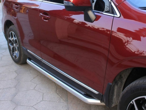 Subaru Forester (13–) Пороги OEM стиль
