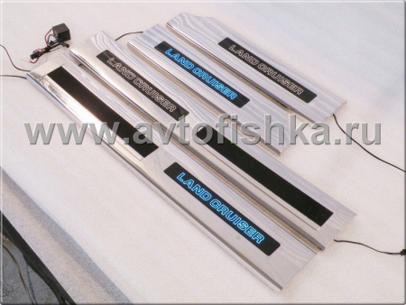 Toyota Land Cruiser 200 (08-) накладки порогов дверных проемов салона с подсветкой "Land Cruiser", нержавеющая сталь, комплект 4 шт.