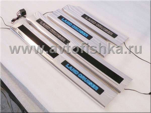 Toyota Land Cruiser 200 (08-) накладки порогов дверных проемов салона с подсветкой "Land Cruiser", нержавеющая сталь, комплект 4 шт.