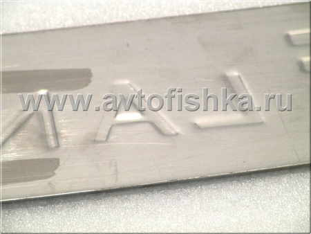 Toyota Land Cruiser 200 (2008-) накладка заднего бампера из полированной нержавеющей стали с логотипом Land Cruiser.