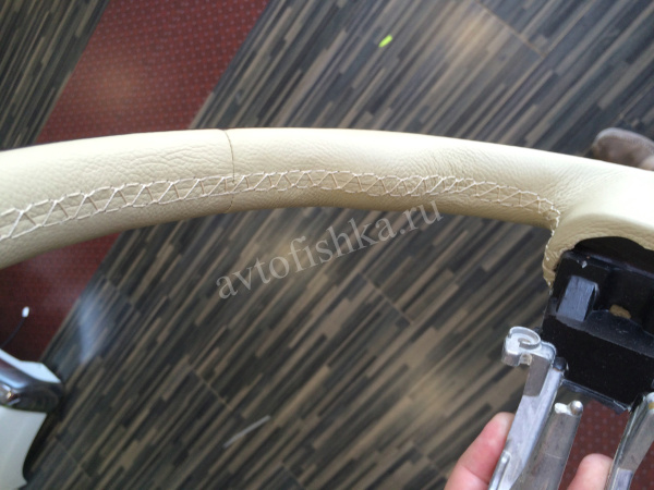 Nissan Patrol Y62 (10-) руль с отделкой из бежевой кожи и темного дерева, дизайн Q56