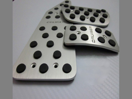 Toyota Land Cruiser 200 (2008-) алюминиевые накладки на педали с логотипом "Cruiser", комплект 3 предмета