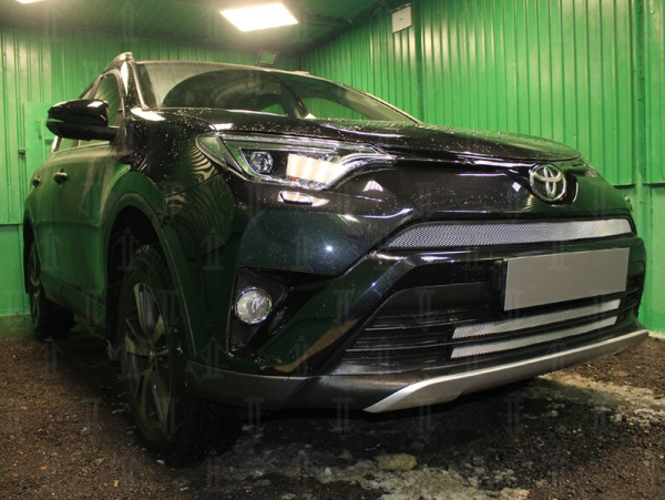 Toyota RAV4 (15–) Защита радиатора, хром, верх (без камеры)
