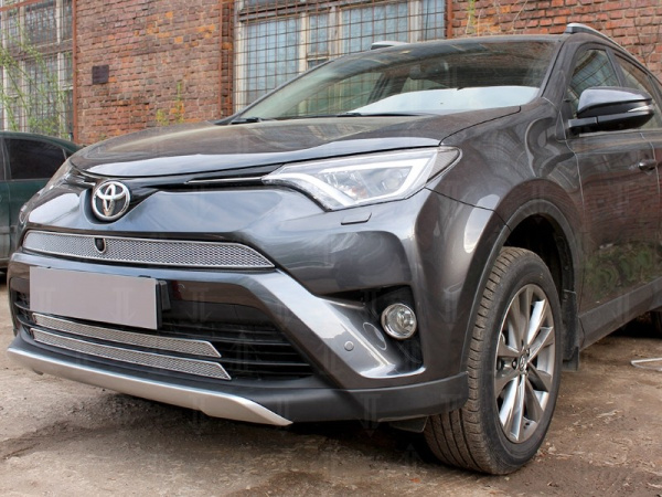 Toyota RAV4 (15–) Защита радиатора Premium, хром, верх (с камерой)