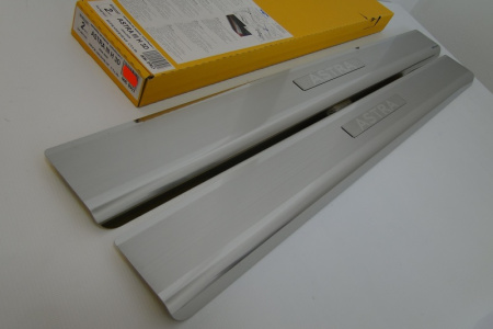 Opel Astra H (04-09) 3 дверн. накладки на внутренние пороги, к-кт 2шт.