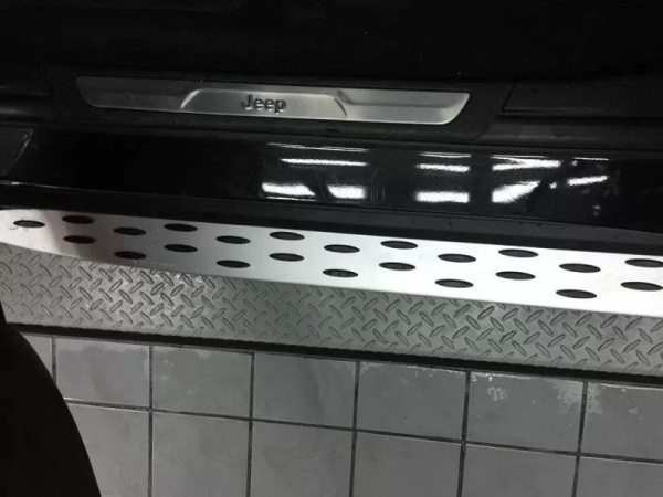 Jeep Grand Cherokee (11–/13–) Пороги OEM