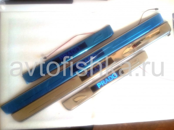 Toyota Land Cruiser Prado 150 (2010-) накладки из нержавеющей стали со светящейся надписью "Prado" на пороги дверных проемов, комплект 4 шт.