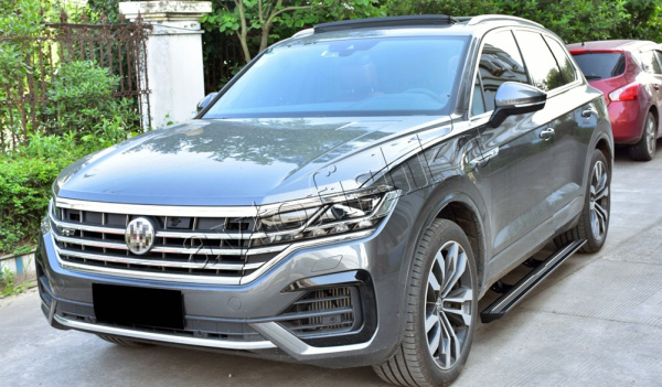 Volkswagen Touareg (19-) штатные выезжающие электропороги автоматические