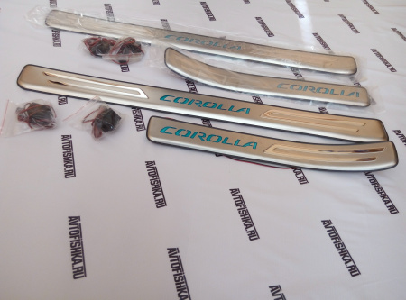 Toyota Corolla седан (01-06) накладки порогов дверных проемов из нержавеющей стали с подсветкой, комплект 4 шт.