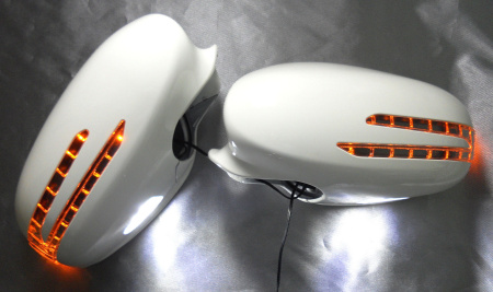 Mercedes W219, W221 (05-09) корпуса боковых зеркал белый перламутр или под покраску, с поворотниками СТРЕЛА и подсветкой Welcome, комплект 2 шт.