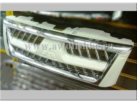 Mitsubishi Pajero III (00-06) решетка радиатора белая.