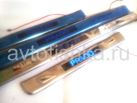 Toyota Land Cruiser Prado 150 (2010-) накладки из нержавеющей стали со светящейся надписью "Prado" на пороги дверных проемов, комплект 4 шт.