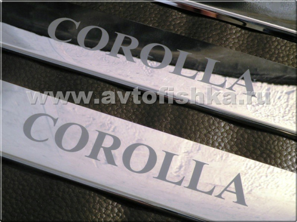 Toyota Corolla (06-) накладки на пороги салона хромированные из нержавеющей стали, с логотипом Corolla.