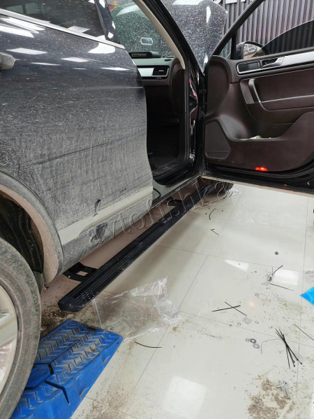 Volkswagen Touareg 2011-2018 штатные выезжающие электропороги автоматические