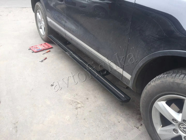 Volkswagen Touareg 2011-2018 штатные выезжающие электропороги автоматические