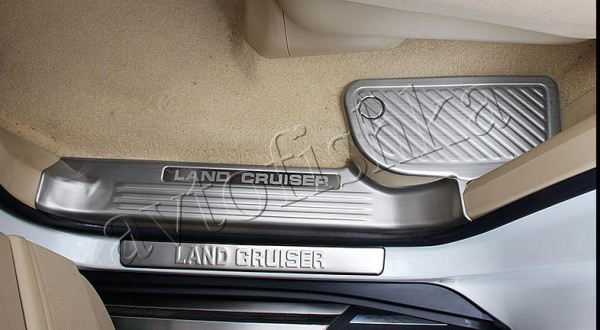 Toyota Land Cruiser 200 (08-) накладки на пороги дверных проемов, из нержавеющей стали с надписью Toyota, комплект 12 шт.