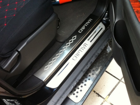 Chevrolet Captiva (2012-) накладки на пороги дверных проемов из нержавеющей стали с надписью "CAPTIVA", комплект 4 шт.