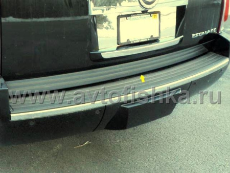 Cadillac Escalade (07-) декоративная накладка нижней кромки задней двери, полированная нержавеющая сталь.