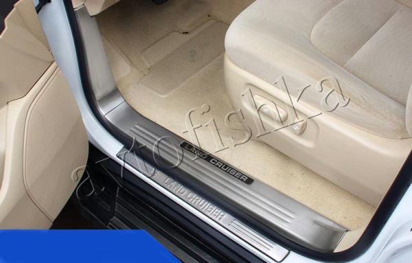 Toyota Land Cruiser 200 (08-) накладки на пороги дверных проемов, из нержавеющей стали с надписью Toyota, комплект 12 шт.