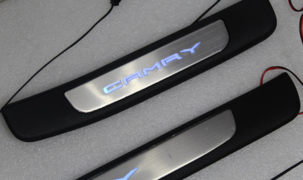 Toyota Camry XV70 (2018+) накладки на дверные пороги с логотипом и LED подсветкой штатные