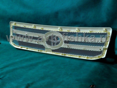 Toyota Land Cruiser Prado 120 (02-) решетка радиатора серебристая с горизонтальными ламелями.