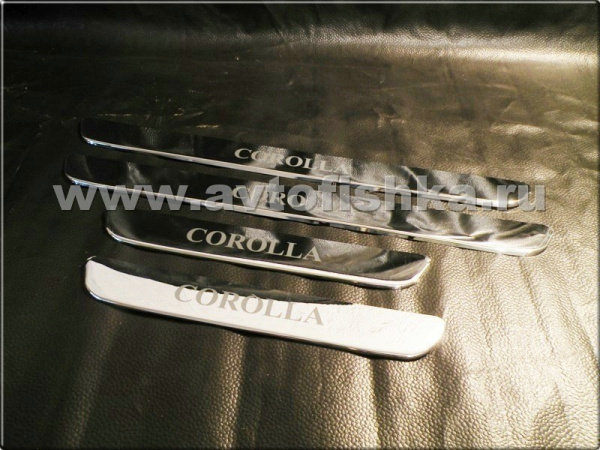 Toyota Corolla (06-) накладки на пороги салона хромированные из нержавеющей стали, с логотипом Corolla.