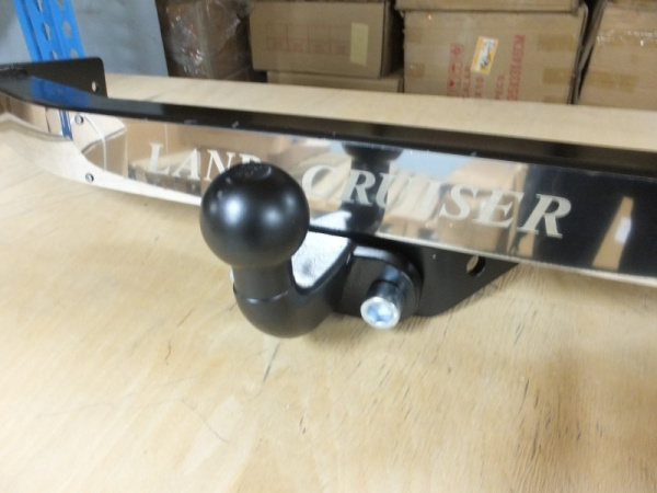 Toyota Land Cruiser Prado (03–/09–) Фаркоп (тягово-сцепное устройство) (50/1500кг) с нержав. пластиной (с логотипом)