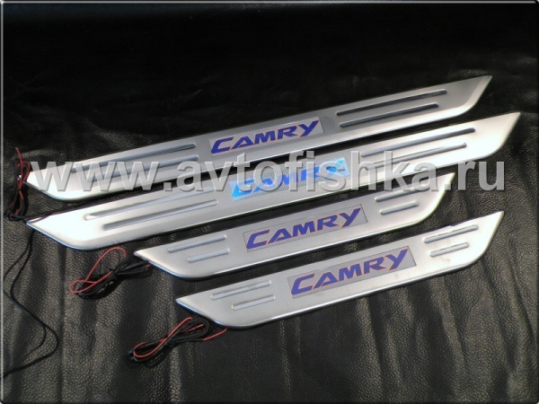 Toyota Camry V40 (06-) накладки порогов дверных проемов, из нержавеющей стали с подсветкой CAMRY.