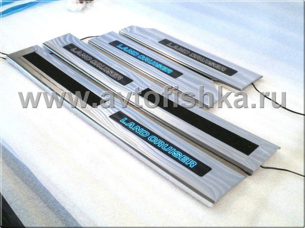 Toyota Land Cruiser 200 (08-) накладки порогов дверных проемов салона с подсветкой "Land Cruiser", нержавеющая сталь, комплект 4 шт.