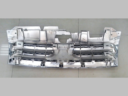 Mitsubishi Pajero 4 (07-10) решетка радиатора черно хромированная