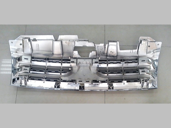 Mitsubishi Pajero 4 (07-10) решетка радиатора черно хромированная