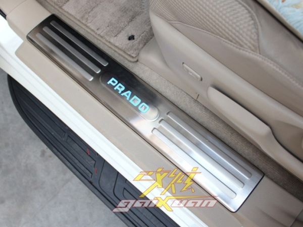 Toyota Land Cruiser Prado 150 (2010-) накладки на порожки передних и задних дверных проемов со светящейся надписью "Prado", нержавеющая сталь