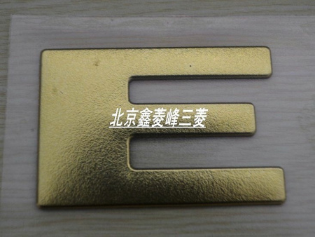 Наклейка Pajero на капот, буквы позолоченные металлизированные.