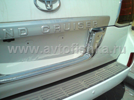 Toyota Land Cruiser 200 (08-) накладка задней двери - рамка номерного знака хромированная, со светодиодной подсветкой.