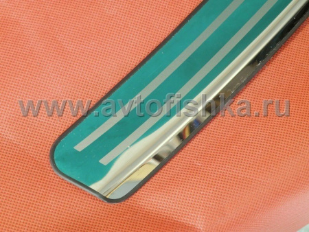 Nissan Qashqai (07-) верхняя накладка на задний бампер из нержавеющей стали, с надписью "Qashqai".